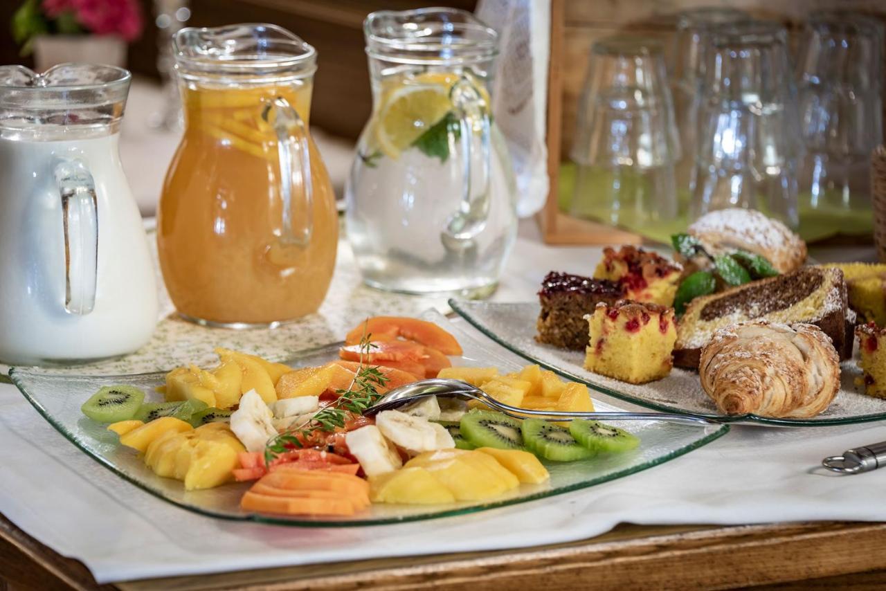Hotel Weisse Lilie - B&B Rio di Pusteria Eksteriør billede