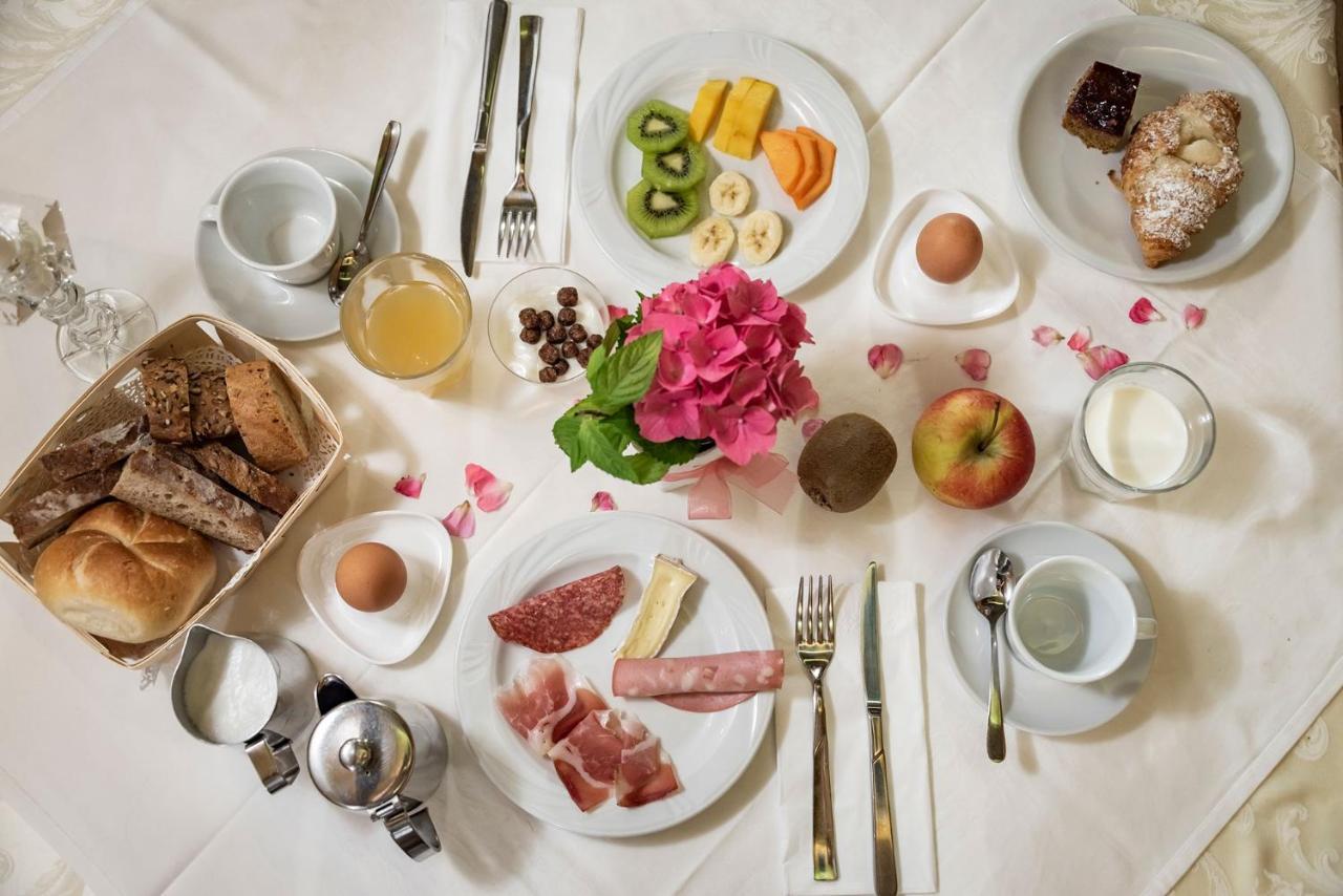 Hotel Weisse Lilie - B&B Rio di Pusteria Eksteriør billede